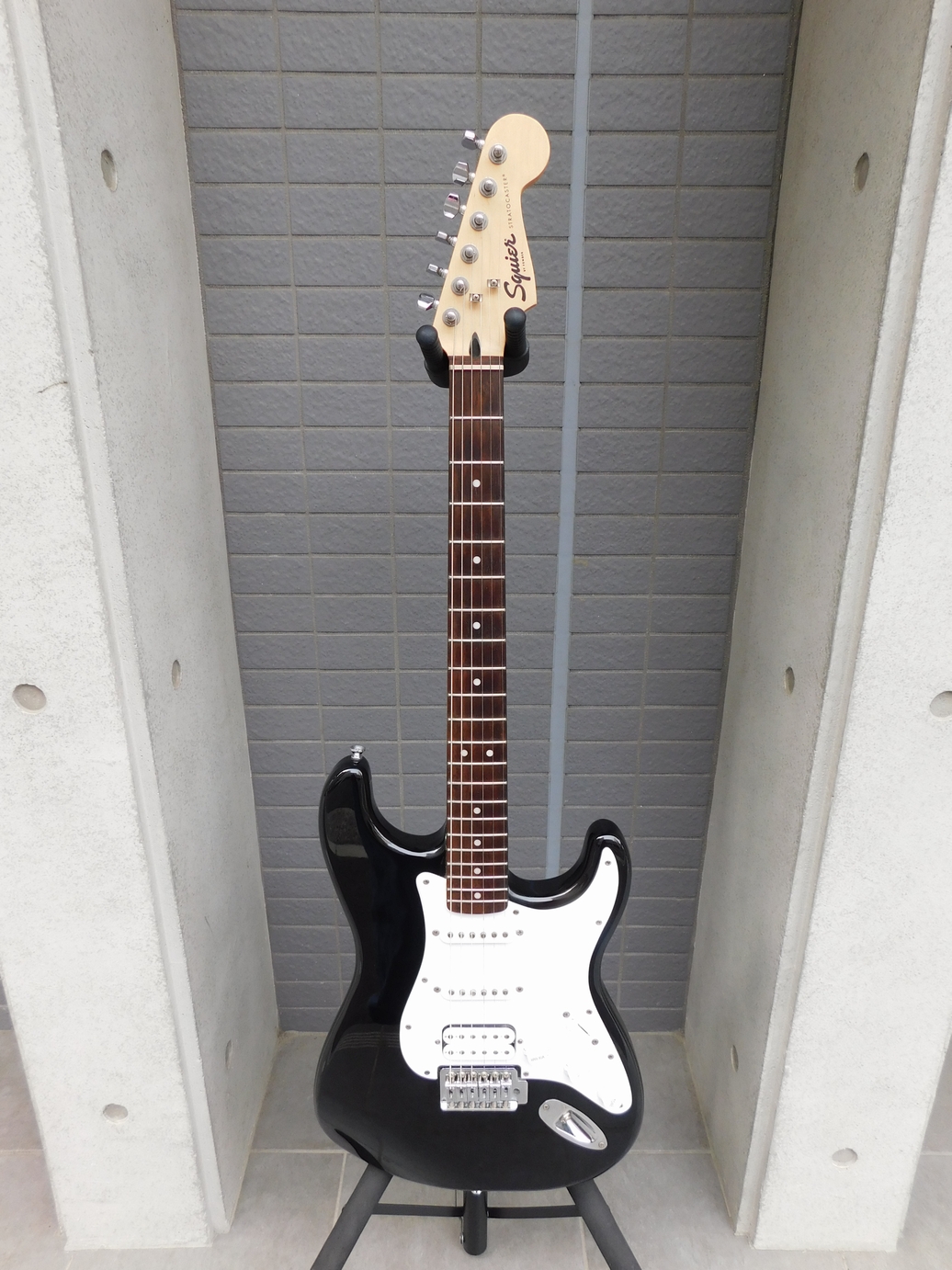 中古　SQUIER スクワイヤ Bullet® Stratocaster HSS ソフトケース付き