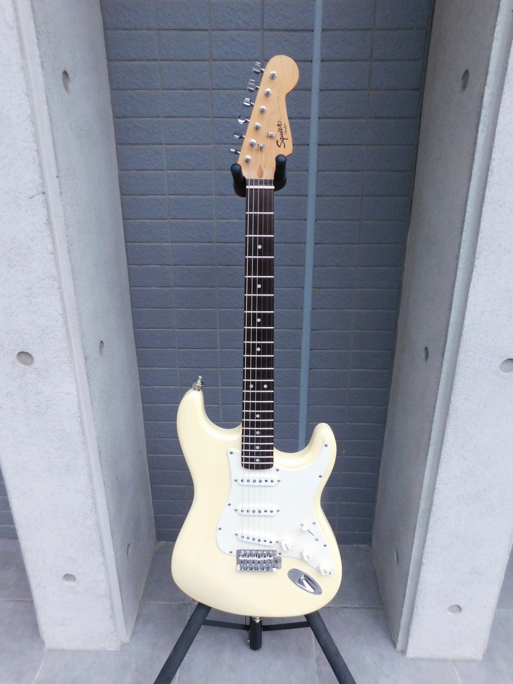 中古　Squier by Fender スクワイヤ BULLET STRAT ストラトキャスター ソフトケース付き