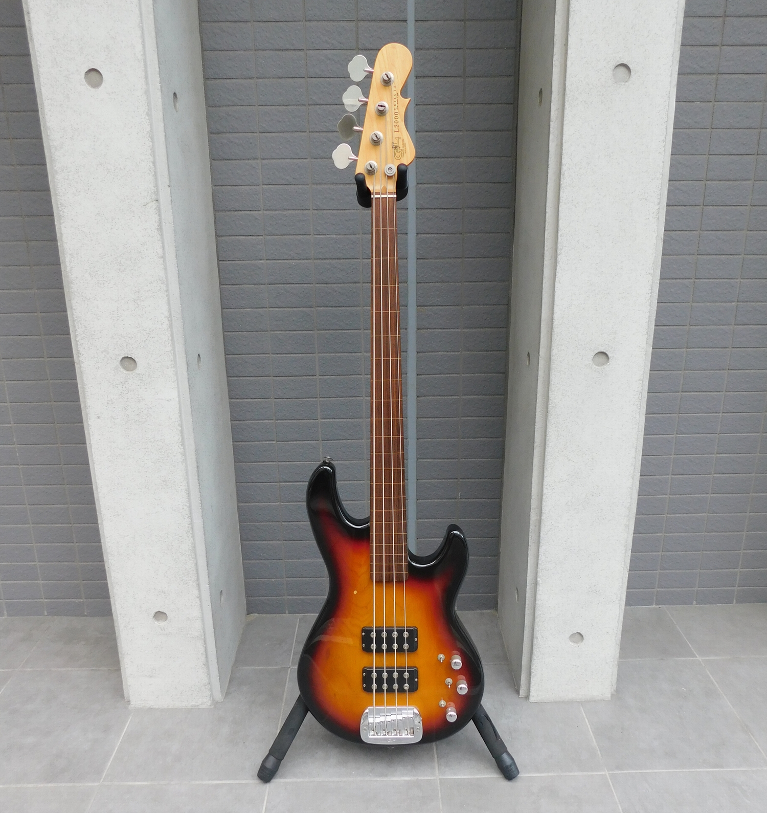 中古　G&L Tribute Custom L-2000 Fretless 3Tone Sunburst　ギグバック付き